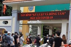 TP Hồ Chí Minh: Người dân xếp hàng dài chờ tiêm vaccine để sớm được trở lại làm việc