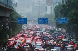 Hà Nội mưa rét, đường phố ùn tắc sáng đầu tuần
