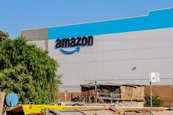Thấy gì từ hình ảnh nhà kho khổng lồ của Amazon nằm cạnh khu ổ chuột?