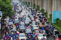 Giao thông Hà Nội ùn tắc hàng km ngày đầu tuần