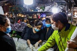 Chợ hoa đêm Quảng An nhộn nhịp dịp 20/10