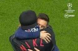 Khoảnh khắc xúc động Messi tái ngộ Ronaldinho