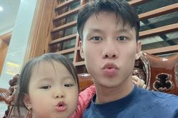Quế Ngọc Hải cùng đồng đội về nhà với vợ con, bạn gái