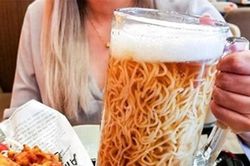 Món mì hút khách vì trông như cốc bia