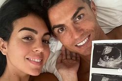 Bạn gái Ronaldo mang thai đôi