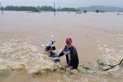 Thừa Thiên Huế: Hai thanh niên dũng cảm lao mình xuống dòng nước lũ cứu người