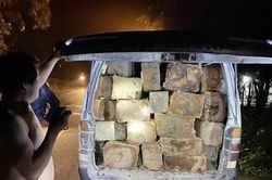Phú Yên: Tạm giữ phương tiện vận chuyển 25 khúc gỗ xẻ hộp không rõ nguồn gốc