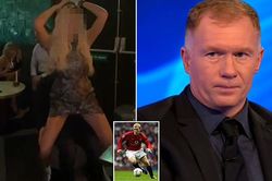 Paul Scholes vui vẻ với gái lạ trong quán bar