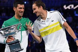Djokovic và Medvedev không được dự Úc mở rộng 2022 nếu không tiêm chủng
