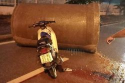 Đôi nam nữ tử vong khi đâm vào ống cống giữa đường