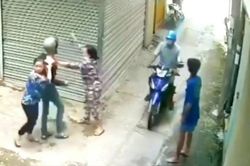 Hai người phụ nữ 'tóm sống' tên trộm đang bẻ khóa xe máy