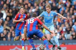 De Bruyne xuống phong độ thê thảm, Pep vẫn nói 'ok nhé cưng'