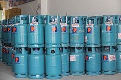 Giá bán lẻ gas lên gần 500.000 đồng/bình 12kg