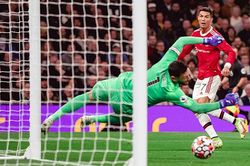 Ronaldo tỏa sáng, MU lại lo