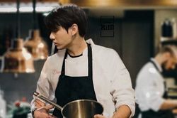 Jungkook BTS nấu ăn, người và món ăn không biết cái gì ngon hơn