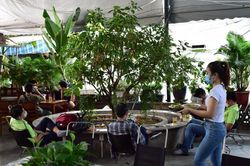 Thiếu người làm, nhiều chủ quán ăn tại TP. HCM kiêm luôn... chạy bàn
