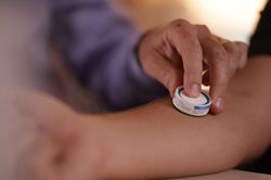 Vaccine COVID-19 trong tương lai có thể chỉ là miếng dán da