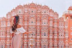 Thỏa mắt ngắm cung điện có hơn 900 ô cửa sổ màu 'hường phấn' xinh xắn