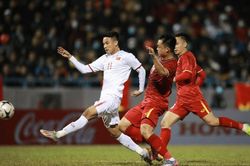 Cầu thủ U23 Việt Nam chơi xấu, may mắn thoát thẻ đỏ
