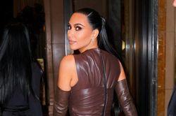 Kim Kardashian gặp sự cố trang phục