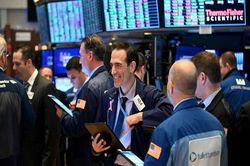 Chứng khoán Mỹ: Nhà đầu tư đổ xô mua cổ phiếu, Dow Jones lần đầu tiên vượt 36.000 điểm