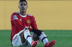 Tin MU 3/11: Mất Varane trước derby Manchester, chọn xong người thay Pogba