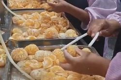 Cảnh làm nước cam ép khiến dân mạng tranh cãi