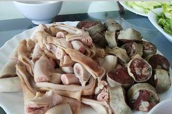 Hà Nội: Bé trai 10 tuổi suýt mất mạng sau khi ăn lòng lợn