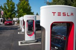 Tesla khai trương hệ thống trạm sạc pin dùng được cho các loại xe điện khác