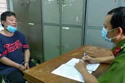 Tạm giữ hình sự đối tượng trùm mền lên người vợ rồi đổ xăng đốt