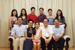 Ông bố gây sốt khi có 5 con là tiến sỹ, 1 người là thạc sỹ