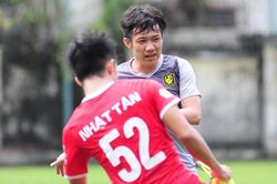 Người cũ Hà Nội về với CLB Khánh Hòa, tiền vệ Phan Văn Long gia hạn hợp đồng