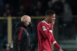 Varane nghỉ 1 tháng, Lindelof chưa trở lại, MU 'toang' nặng hàng phòng ngự
