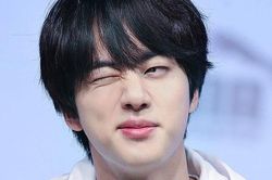 Gặp thần tượng trên đường, Jin BTS vội kéo lại chụp ảnh