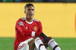 Man Utd vs Man City: Raphael Varane lỡ hẹn; HLV Pep Guardiola ra lệnh 'khóa chân' Ronaldo
