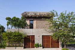 Nhà sàn 200m2 nổi bật giữa thành phố xô bồ