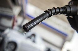OPEC+ quyết định duy trì nhịp độ tăng sản lượng