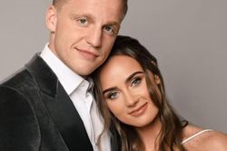 Van de Beek sắp có con đầu lòng, đàn anh khuyên đặt tên là... Ole Gunnar