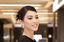 Hoa hậu Tiểu Vy diện váy xẻ vòng 1 lạ mắt, khoe nhan sắc ngày càng nóng bỏng