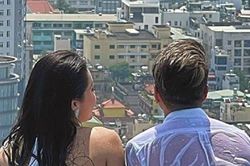 Đàm Vĩnh Hưng công khai danh tính chàng trai chụp ảnh cùng siêu mẫu Minh Tú