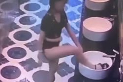 Mặc quần ngắn cũn cỡn rồi gác chân lên bồn rửa tay để... rửa chân, cô gái nhận cái kết đắng ngắt