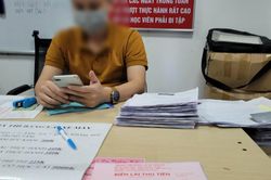 Người xin cấp, đổi giấy phép lái xe bị các trung tâm 'moi tiền' thế nào?
