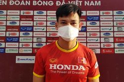 Hồ Tấn Tài bị đội trưởng Quế Ngọc Hải úp bánh trong ngày sinh nhật