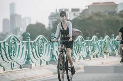Diện legging gợi cảm đạp xe quanh hồ Tây: Ai đẹp - ai phản cảm?