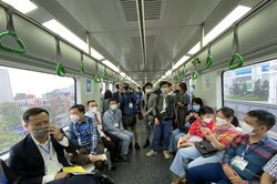 Người dân Hà Nội hào hứng chạy thử tàu điện Cát Linh - Hà Đông