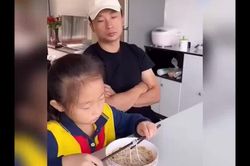Ông bố kiên nhẫn nhất quả đất