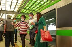 Người dân háo hức trải nghiệm tàu điện Cát Linh - Hà Đông
