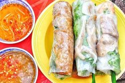 Gỏi cuốn nổi tiếng nhất nhì Sài Gòn: Khách xếp hàng dài ngoài cửa sổ để chờ mua