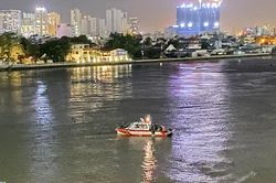 Nam thanh niên để lại đôi dép giữa cầu Sài Gòn rồi gieo mình xuống sông mất tích