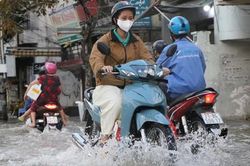 TPHCM: Triều cường lên cao, người dân vượt sóng trên đường, be bờ trước nhà